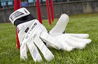 Как выбрать вратарские футбольные перчатки